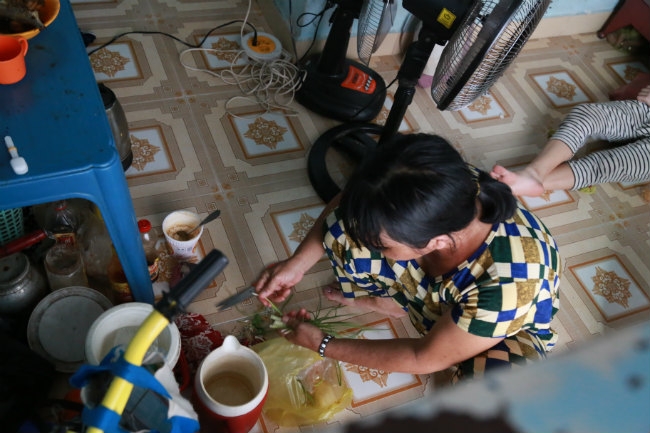 chong bo di, vo nuoi 11 con giua sai gon: 'nhieu luc toi chi muon chet nhung nhin dan con lai co gat nuoc mat' - 4