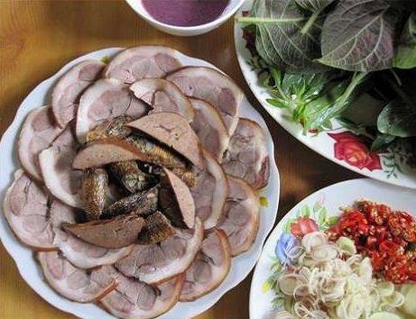 den nha ban gai duoc tiep dai mon thit cho, chang trai mang bo nguoi yeu la 'do da man' roi doi chia tay - 1