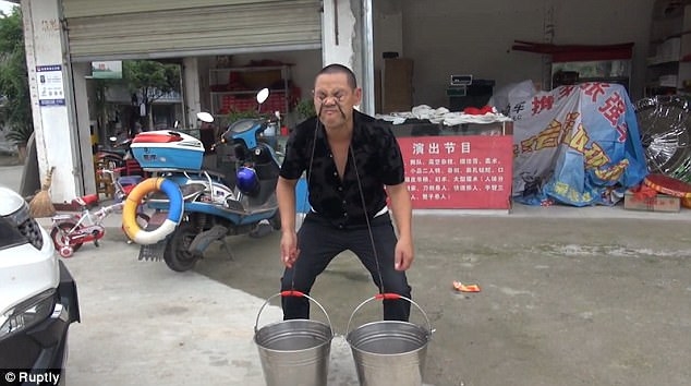 di nhan keo ran doc tu mui xuong mieng hinh anh 1