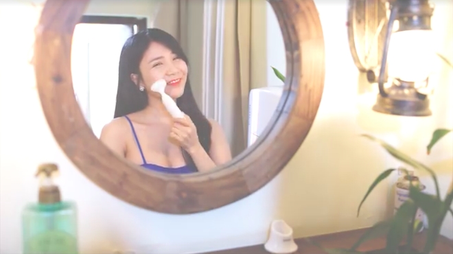 Đóng quảng cáo gây nhức mắt, bạn gái Quang Lê khiến cư dân mạng phản ứng dữ dội - Ảnh 2.