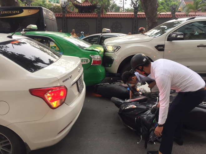 Hà Nội: Mất lái ôtô bán tải đâm liên hoàn trên phố Bà Triệu - Ảnh 1.