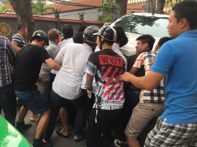 Hà Nội: Mất lái ôtô bán tải đâm liên hoàn trên phố Bà Triệu - Ảnh 2.
