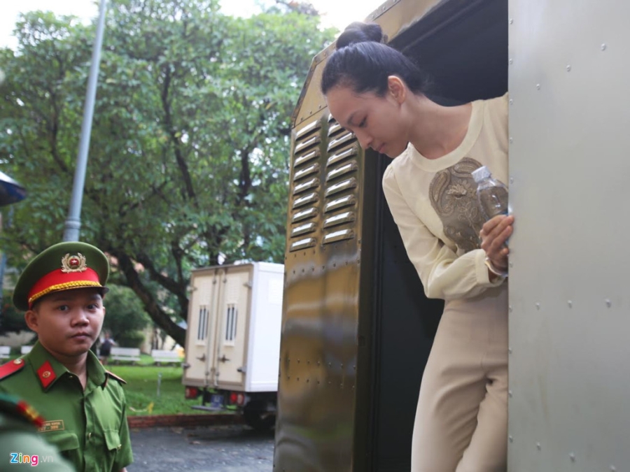 Hoa hau Phuong Nga cuoi tuoi truoc khi vao xet xu hinh anh 1