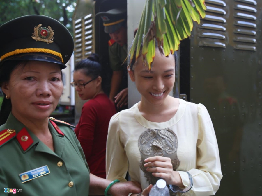 Hoa hau Phuong Nga cuoi tuoi truoc khi vao xet xu hinh anh 2