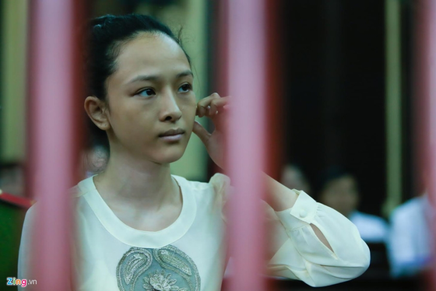 Hoa hau Phuong Nga cuoi tuoi truoc khi vao xet xu hinh anh 3