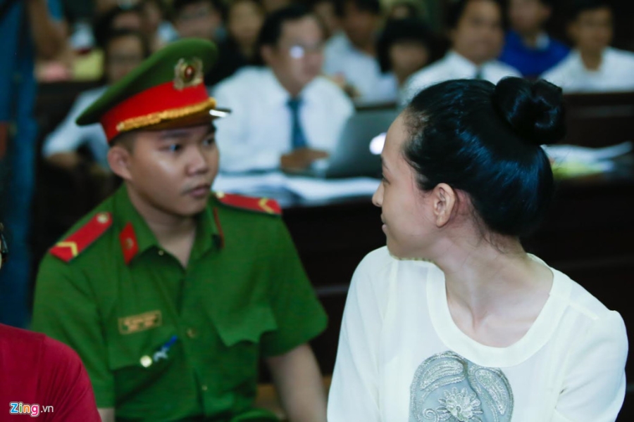 Hoa hau Phuong Nga cuoi tuoi truoc khi vao xet xu hinh anh 4