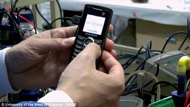  Nửa lít nước tiểu có thể giúp smartphone dùng thêm được 3 tiếng đồng hồ. 