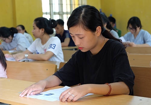 thi-sinh-bat-dau-vuot-vu-mon-voi-bai-thi-van