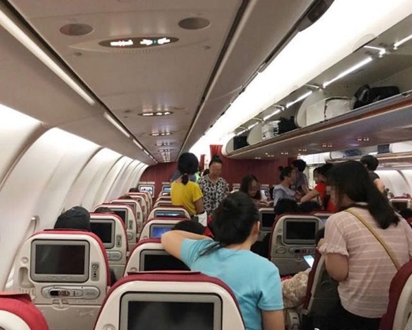 nu-hanh-khach-co-thu-tren-san-vi-may-bay-hoan-11-tieng-1