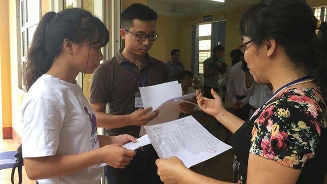 Giám thị đang kiểm tra giấy tờ của thí sinh trước khi vào phòng thi trong kỳ thi THPT quốc gia 2017 /// Ảnh Quý Hiên 