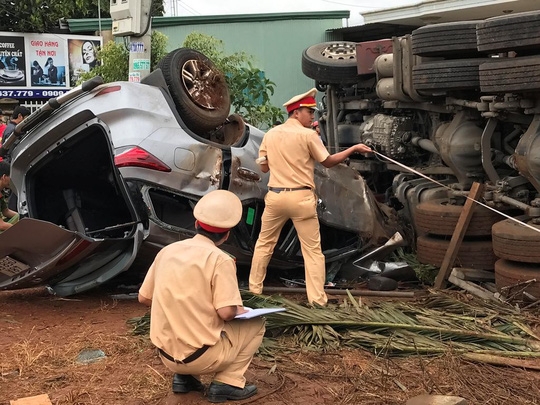 Tông nhau rồi lật trên đường Hồ Chí Minh, nhiều người bị thương - Ảnh 2.