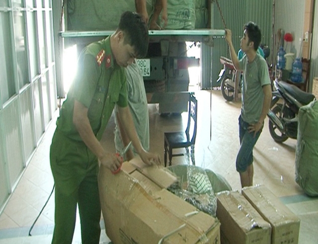 Lực lượng công an tiến hành kiểm tra các số hàng ngoại không có đầy đủ hóa đơn, chứng từ