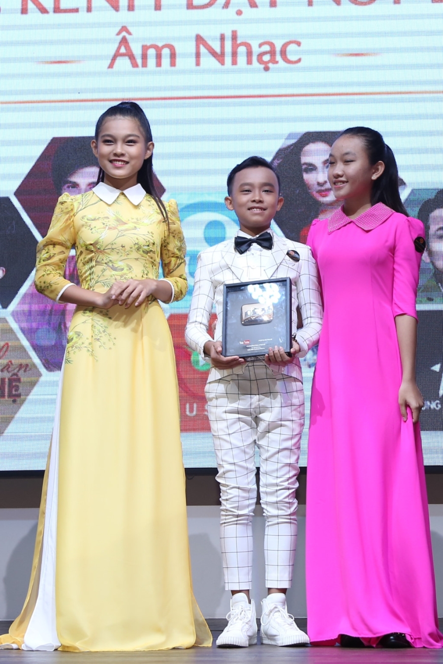Dan Truong, Phi Nhung duoc Youtube vinh danh hinh anh 3