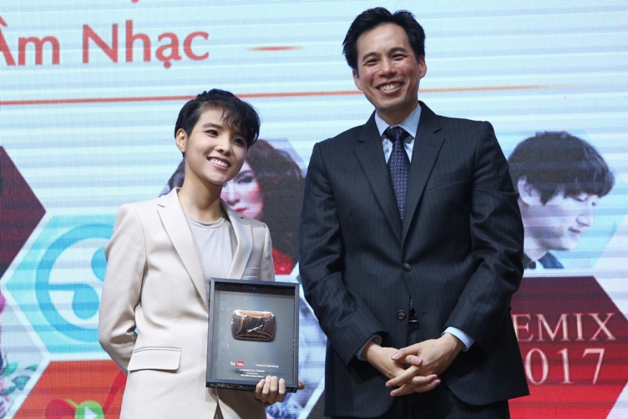 Dan Truong, Phi Nhung duoc Youtube vinh danh hinh anh 4