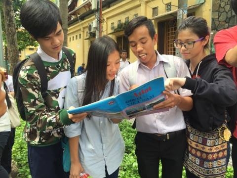 Các thí sinh TPHCM bàn luận sau buổi thi môn Địa lý. (Ảnh: Lê Phương)
