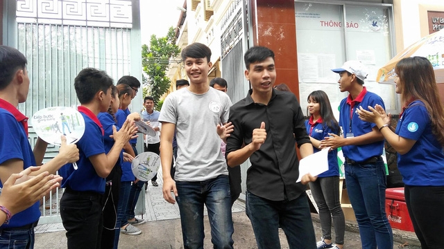  Thí sinh tại TPHCM sau buổi thi môn Sử. (Ảnh: Hoài Nam) 