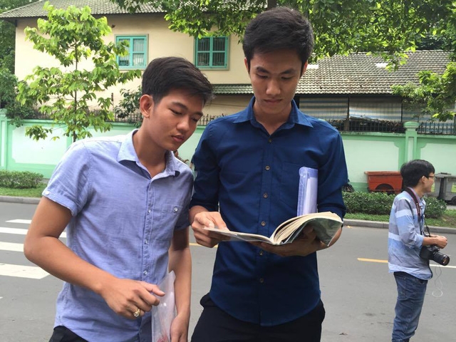 Thí sinh sau buổi thi môn Sử tại điểm thi Trường THCS Võ Trường Toản, TPHCM. (Ảnh: Hoài Nam)