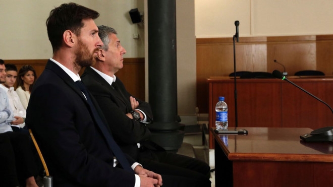 Messi dung tien mua lai su trong sach hinh anh 1
