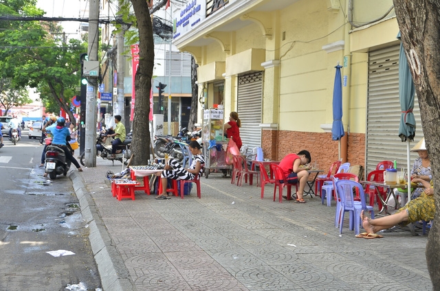 Nhiều khu vực vỉa hè quận 1 đang bị tái lấn chiếm (ảnh: Đình Thảo)
