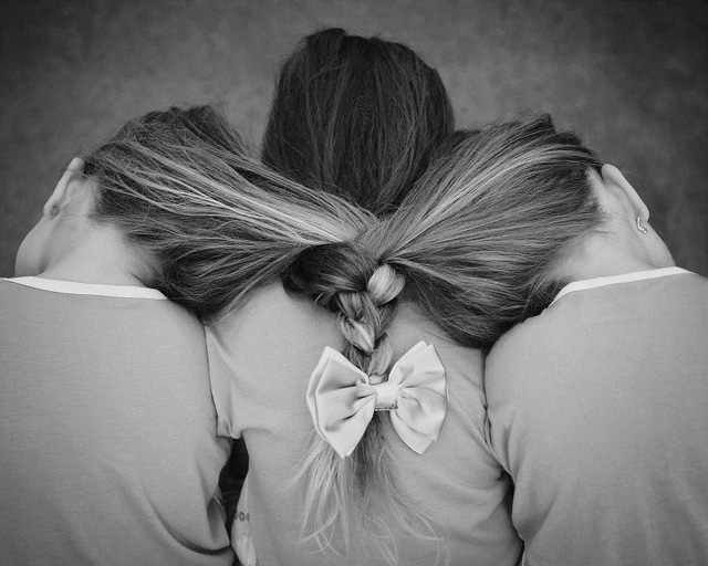 Từ mái tóc nâu vàng…