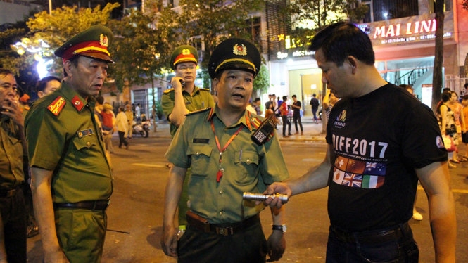 Khách vô cửa coi pháo hoa 'té ngửa' vì vé giả 