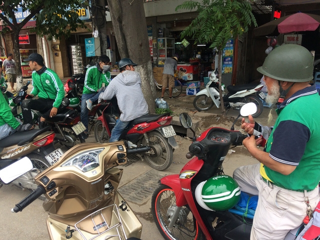 Xe ôm công nghệ và xe ôm truyền thống đụng độ nhau thường xuyên quanh các bến xe