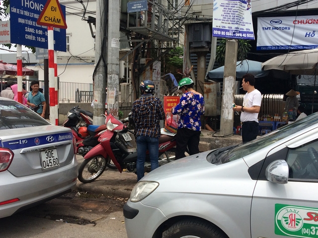 Xe ôm thường đón khách bằng mũ Grab
