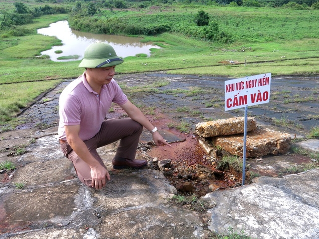 Ông Thịnh chỉ điểm thấm nước nhiều nhất trên thân đập chính của Hồ Núi Cốc.