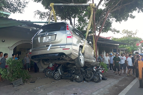 tai xe oto dap nham chan ga, 'nghien' 12 xe may hinh anh 1