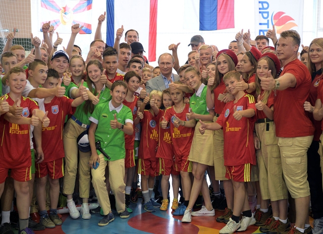 Tổng thống Putin chụp hình kỷ niệm cùng các em nhỏ tại Trại Artek trên bán đảo Crimea.