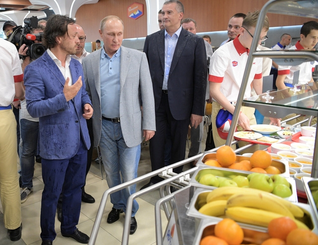 Tổng thống Nga cũng tới thăm khu vực nhà ăn dành cho các em học sinh tại Trại Artek. Đi cùng ông Putin là lãnh đạo của Crimea Sergei Aksyonov (áo vest đen) và Giám đốc Trại Artek Alexei Kasprzhak (trái).