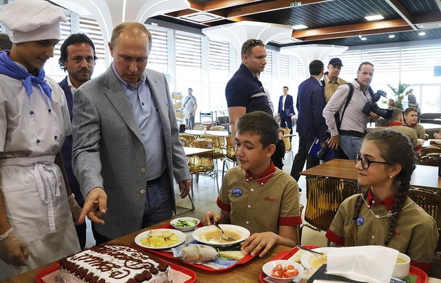 Khi tới thăm nhà ăn của Trại Artek, Tổng thống Putin cũng thưởng thức một món ăn truyền thống của Nga và chúc mừng sinh nhật các em nhỏ tại đây.