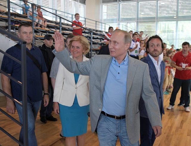 Tổng thống Putin vẫy tay chào các em nhỏ khi tới thăm một phòng tập thể thao tại Trại Artek.