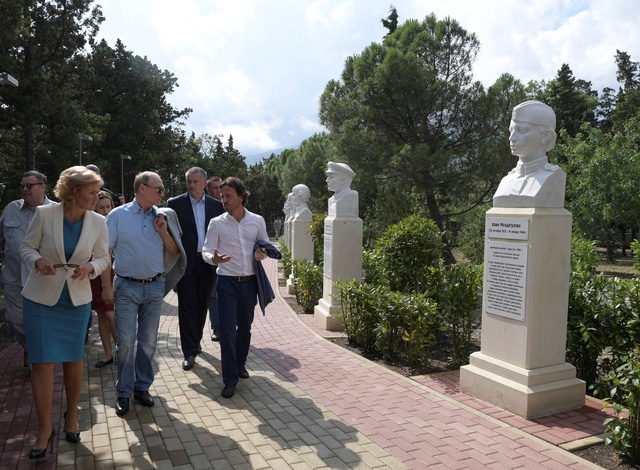 Chuyến thăm của Tổng thống Putin tới Crimea diễn ra sau khi Bộ Tài chính Mỹ ngày 20/6 công bố danh sách trừng phạt gồm 38 cá nhân và tổ chức Nga, trong đó có 2 quan chức chính phủ Nga, vì cáo buộc có liên quan tới cuộc khủng hoảng ở Ukraine.