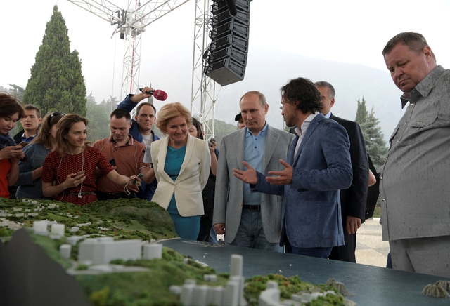 Bán đảo Crimea đã tách khỏi Ukraine và sáp nhập vào Nga từ tháng 3/2014 sau một cuộc trưng cầu dân ý. Khi đó, 97% người dân Crimea đã bỏ phiếu đồng ý gia nhập Nga. Tuy nhiên, các nước phương Tây vẫn xem việc sáp nhập này là bất hợp pháp và liên tục áp đặt lệnh trừng phạt nhằm vào Nga để trả đũa.