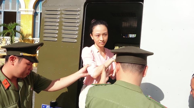 Bị cáo Phương Nga được đưa đến toà - Ảnh Phạm Nguyễn.
