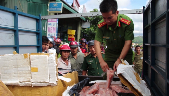 Lực lượng chức năng kiểm đếm số tang vật. /// ẢNH: THANH LỘC