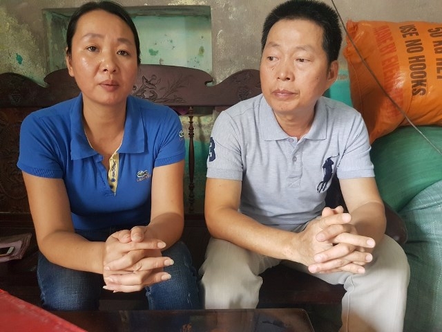 Chị Đặng Thị Bích (chị ruột anh Q.) và ông Đặng Đình Lâm (chú ruột anh Q.) mong Công ty Bảo hiểm Prudential trả lời rõ ràng sự việc. Ảnh: PV