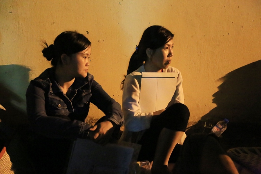 chuyen co that phu huynh mang chieu chan goi va mac vong thau dem cho nop ho so cho con vao lop 1