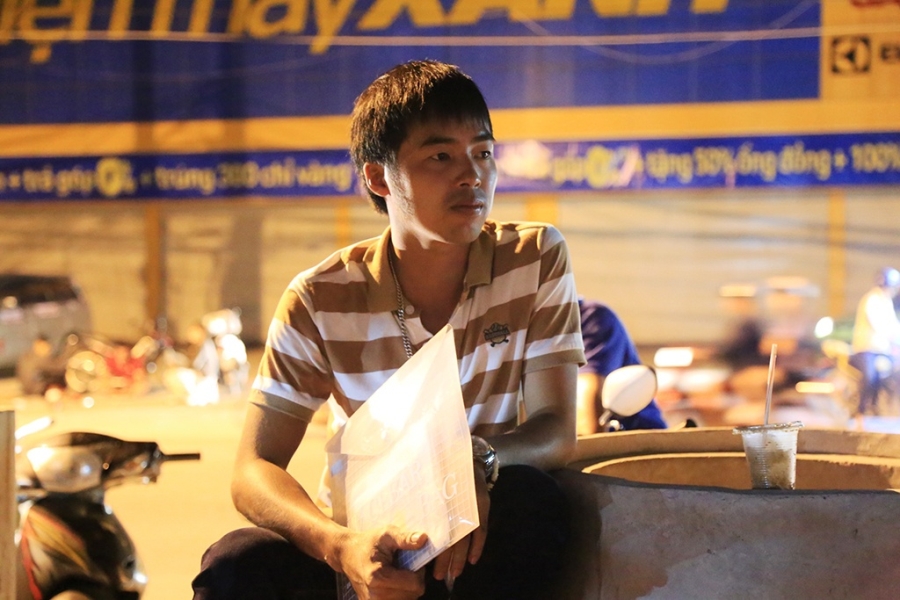 chuyen co that phu huynh mang chieu chan goi va mac vong thau dem cho nop ho so cho con vao lop 1