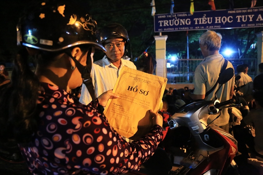 chuyen co that phu huynh mang chieu chan goi va mac vong thau dem cho nop ho so cho con vao lop 1