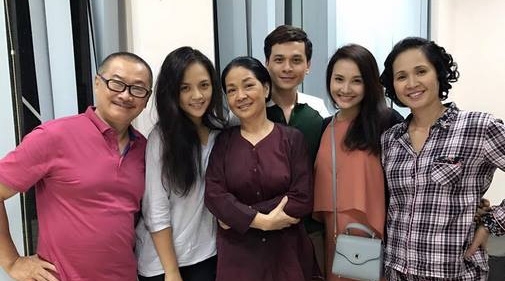 Cảnh các diễn viên gặp lại nhau để tiến hành quay thêm 2 tập cuối. Ảnh: FBNV.