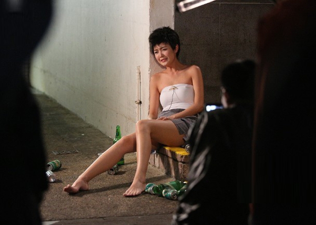 hoa-hau-hong-kong-2010-gay-soc-voi-tao-hinh-nguoi-chuyen-gioi-4