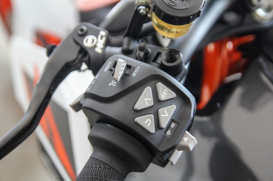 KTM 1290 Super Duke R 2017 gia 638 trieu dong tai Viet Nam hinh anh 5
