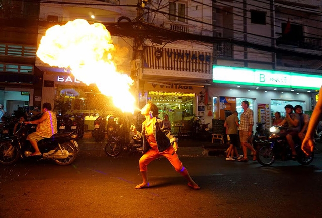 Chị Võ Thị Sen (33 tuổi) làm nghề phun lửa mưu sinh ở phố Tây.