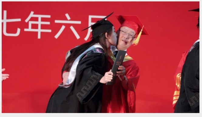 Nữ sinh Văn Nhã Tuyết cho biết đây là cách cô thể hiện tình cảm với thầy hiệu trưởng đáng kính /// Ảnh chụp màn hình CGTN