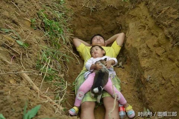 chuyen la: ong bo tre ngay ngay be con gai ra mo dao san nam, ai cung khoc khi biet su that - 2