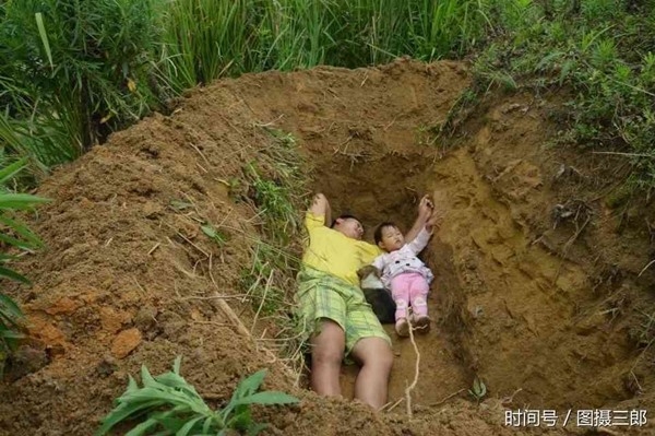chuyen la: ong bo tre ngay ngay be con gai ra mo dao san nam, ai cung khoc khi biet su that - 3