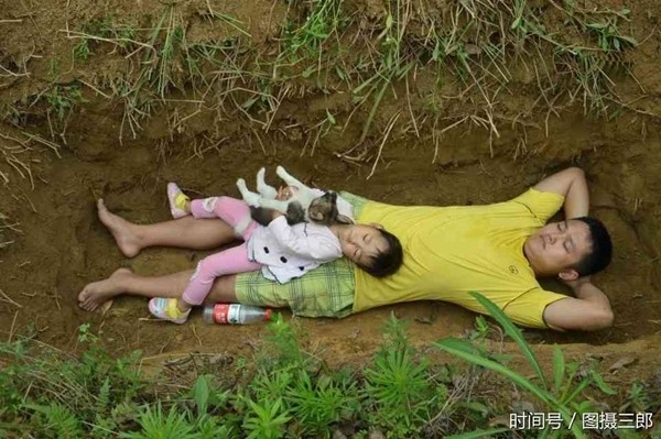 chuyen la: ong bo tre ngay ngay be con gai ra mo dao san nam, ai cung khoc khi biet su that - 4