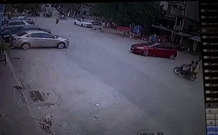 Quay đầu xe gây tai nạn, hành động tiếp sau của tài xế còn gây bức xúc hơn